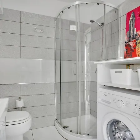 Apartment On The Beach, Sea View, Fast Fiber, Pool, Parking *